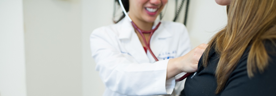 A rheumatologist examines a patient who has rheumatoid arthritis.