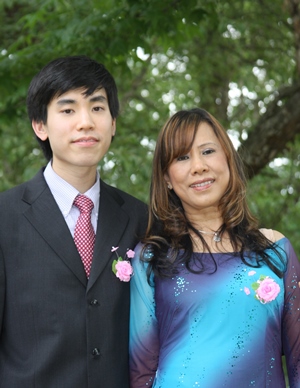 Dr. Le with his late mother, Hoa Le.