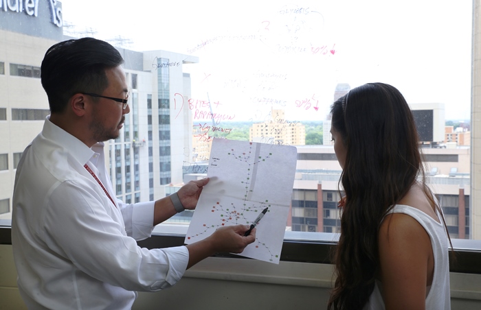 Dr. Al Kim at Washington University Dr. Al Kim teaches a student at Washington University.